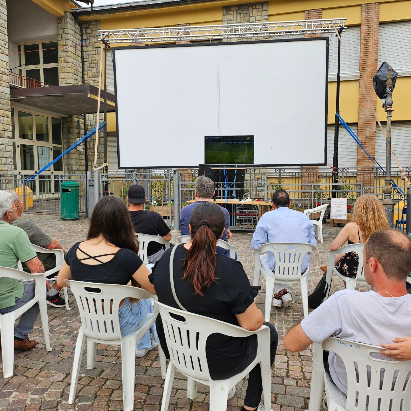 Cè troppa luce e il maxischermo non si vede?
Nessun problema Usiamo una tv😉
Noi siamo qui
 Partita degli Europei Italia-Svizzera ⚽🇮🇹⚽🇮🇹⚽🇮🇹
E tra poco piadine e patatine fritte! 🍟🌮

iproblemisonoaltri paritaeuropei buonciboebuonvino buoncibo😋