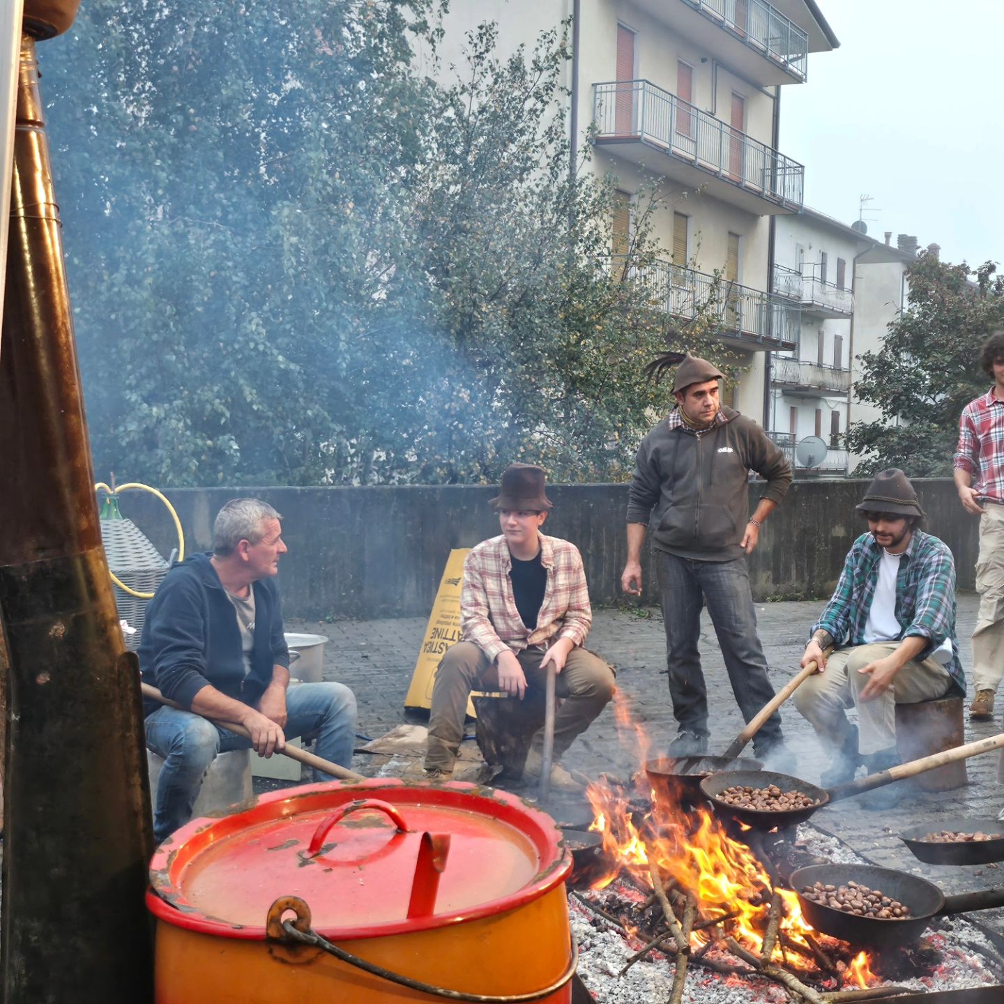 Tutto il folklore del Gruppo Air con le loro caldarroste e il vin brulé!!!
sagradellacastagna