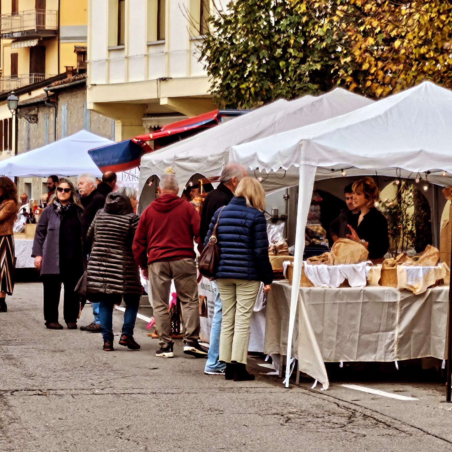 🌰🤎🌰🤎 3^ domenica di sagra della Castagna Ma non lultima!
😋😋😋
Vi aspettiamo oggi e domenica 3 novembre per due meravigliose giornate con tanti piatti prelibati della nostra tradizione caldarroste e  vin brulé!

Non perdevi i meravigliosi  banchi dei castanicoltori di salumi formaggi abbigliamento  arte-ingegno e tanto altro ancora!!

Oggi e domenica prossima tutti a Zocca!!!!