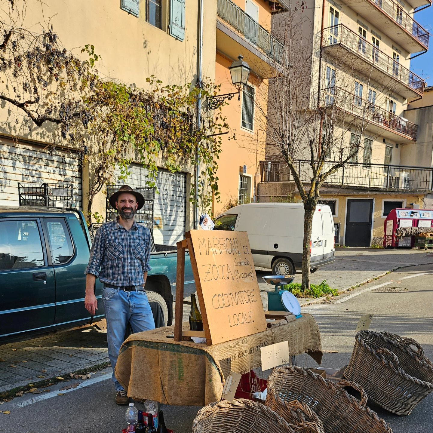 🌰 Ultima domenica di sagra🤎
Oggi vogliamo presentarvi i nostri Castanicoltori Alcuni di loro giovanissimi Vero cuore pulsante di questa manifestazione  e senza i quali non potremmo mangiare le tante amate caldarroste e tutti i prodotti a base di castagne!
Lasciatecelo dire Sono proprio bravi!! 🤩🤩🤩

🌰Gian Marco Gabriele Pietro Cristiano Gian PaoloGianpietro Giuseppe Marco Manuel Gianluca e Doriana Gianluigi Armando e Matteo
🌰🌰🌰 Grazie🤎🤎🤎