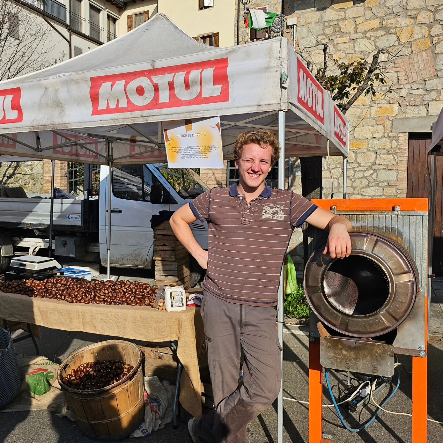 🌰 Ultima domenica di sagra🤎
Oggi vogliamo presentarvi i nostri Castanicoltori Alcuni di loro giovanissimi Vero cuore pulsante di questa manifestazione  e senza i quali non potremmo mangiare le tante amate caldarroste e tutti i prodotti a base di castagne!
Lasciatecelo dire Sono proprio bravi!! 🤩🤩🤩

🌰Gian Marco Gabriele Pietro Cristiano Gian PaoloGianpietro Giuseppe Marco Manuel Gianluca e Doriana Gianluigi Armando e Matteo
🌰🌰🌰 Grazie🤎🤎🤎