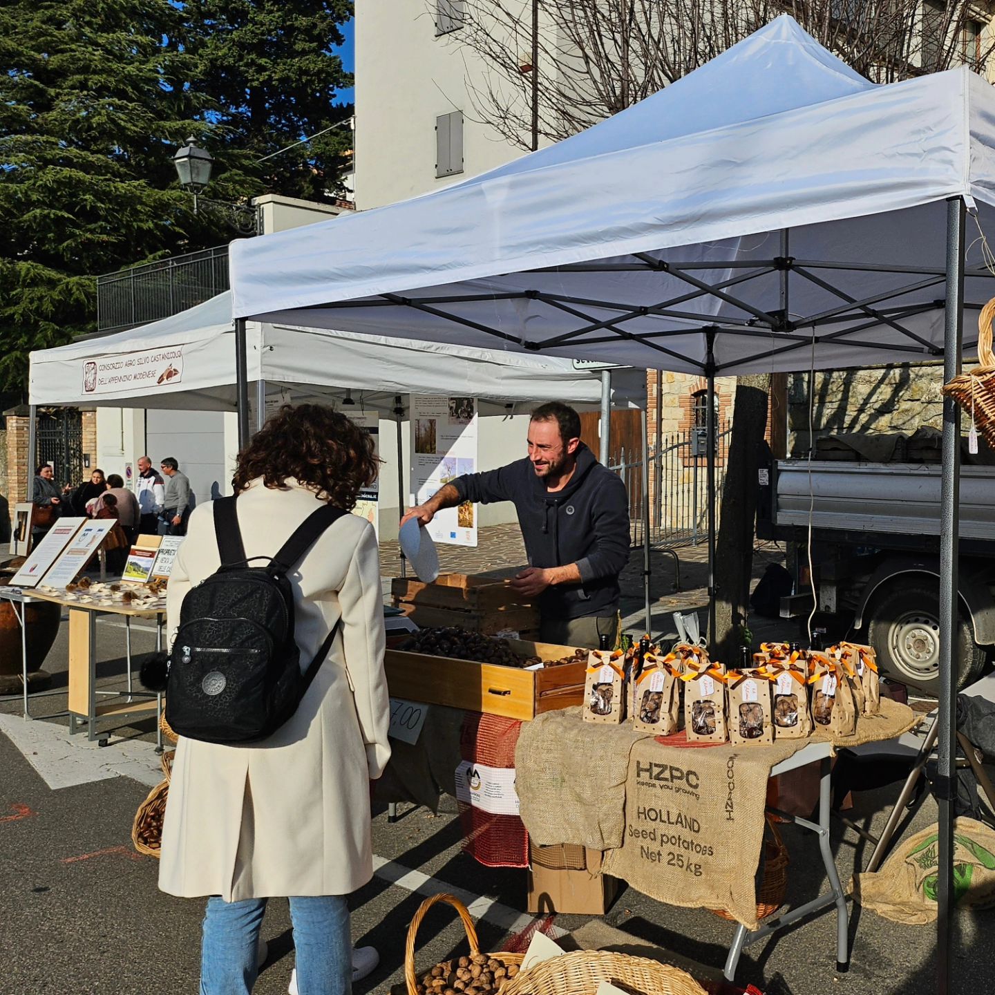 🌰 Ultima domenica di sagra🤎
Oggi vogliamo presentarvi i nostri Castanicoltori Alcuni di loro giovanissimi Vero cuore pulsante di questa manifestazione  e senza i quali non potremmo mangiare le tante amate caldarroste e tutti i prodotti a base di castagne!
Lasciatecelo dire Sono proprio bravi!! 🤩🤩🤩

🌰Gian Marco Gabriele Pietro Cristiano Gian PaoloGianpietro Giuseppe Marco Manuel Gianluca e Doriana Gianluigi Armando e Matteo
🌰🌰🌰 Grazie🤎🤎🤎