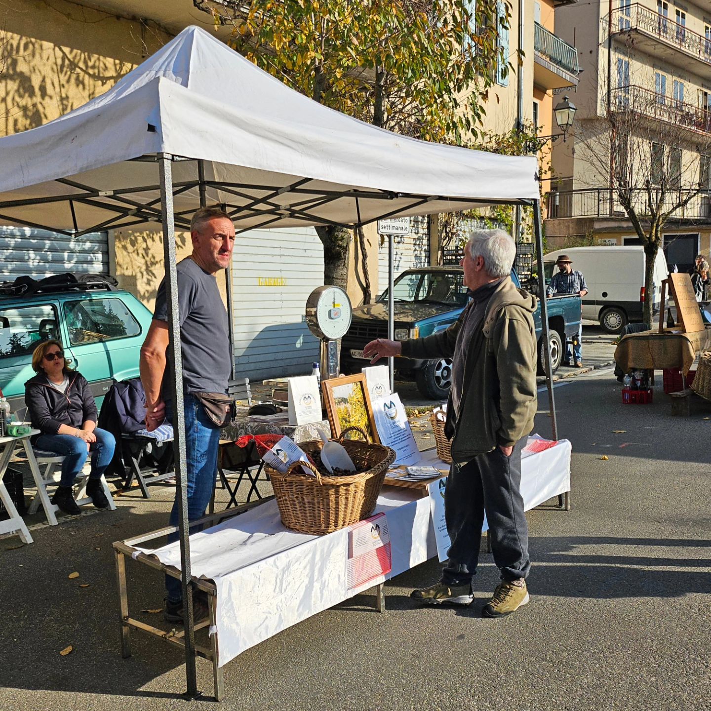 🌰 Ultima domenica di sagra🤎
Oggi vogliamo presentarvi i nostri Castanicoltori Alcuni di loro giovanissimi Vero cuore pulsante di questa manifestazione  e senza i quali non potremmo mangiare le tante amate caldarroste e tutti i prodotti a base di castagne!
Lasciatecelo dire Sono proprio bravi!! 🤩🤩🤩

🌰Gian Marco Gabriele Pietro Cristiano Gian PaoloGianpietro Giuseppe Marco Manuel Gianluca e Doriana Gianluigi Armando e Matteo
🌰🌰🌰 Grazie🤎🤎🤎