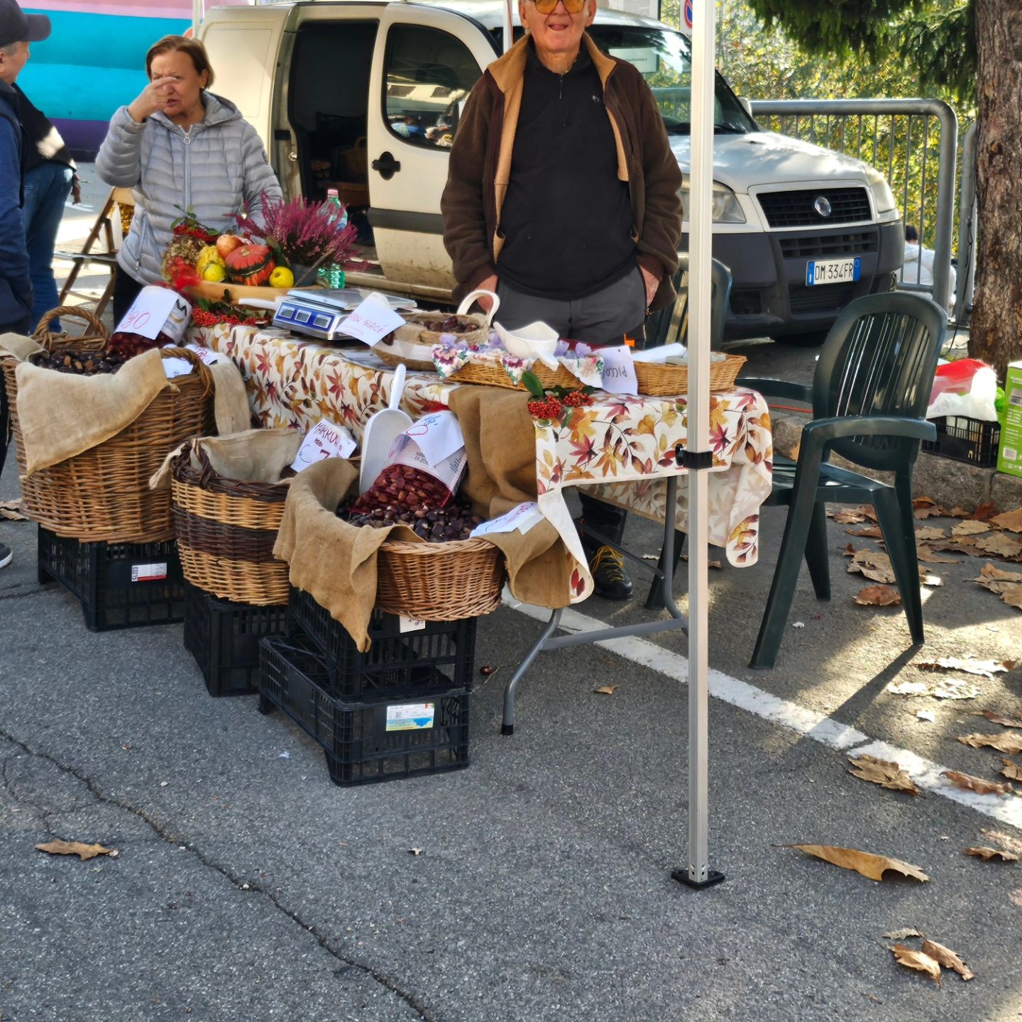 🌰 Ultima domenica di sagra🤎
Oggi vogliamo presentarvi i nostri Castanicoltori Alcuni di loro giovanissimi Vero cuore pulsante di questa manifestazione  e senza i quali non potremmo mangiare le tante amate caldarroste e tutti i prodotti a base di castagne!
Lasciatecelo dire Sono proprio bravi!! 🤩🤩🤩

🌰Gian Marco Gabriele Pietro Cristiano Gian PaoloGianpietro Giuseppe Marco Manuel Gianluca e Doriana Gianluigi Armando e Matteo
🌰🌰🌰 Grazie🤎🤎🤎