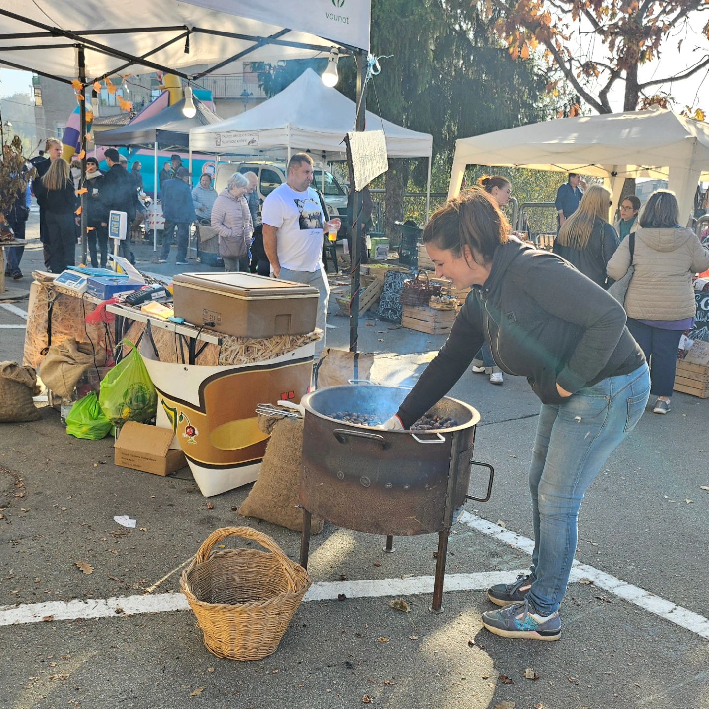 🌰 Ultima domenica di sagra🤎
Oggi vogliamo presentarvi i nostri Castanicoltori Alcuni di loro giovanissimi Vero cuore pulsante di questa manifestazione  e senza i quali non potremmo mangiare le tante amate caldarroste e tutti i prodotti a base di castagne!
Lasciatecelo dire Sono proprio bravi!! 🤩🤩🤩

🌰Gian Marco Gabriele Pietro Cristiano Gian PaoloGianpietro Giuseppe Marco Manuel Gianluca e Doriana Gianluigi Armando e Matteo
🌰🌰🌰 Grazie🤎🤎🤎